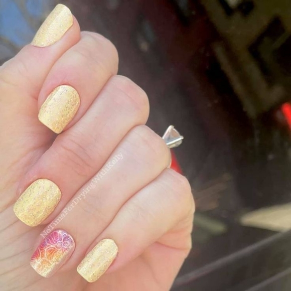 Color Street Nail Polish Strips in shade Poppy That - Picture 2 of 4